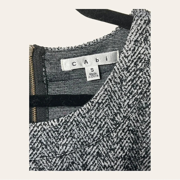 1138. CABI CECE SLEEVELESS TOP BLACK HERRINGBONE TWEED ZIP POCKETS SIZE SMALL - Picture 6 of 10